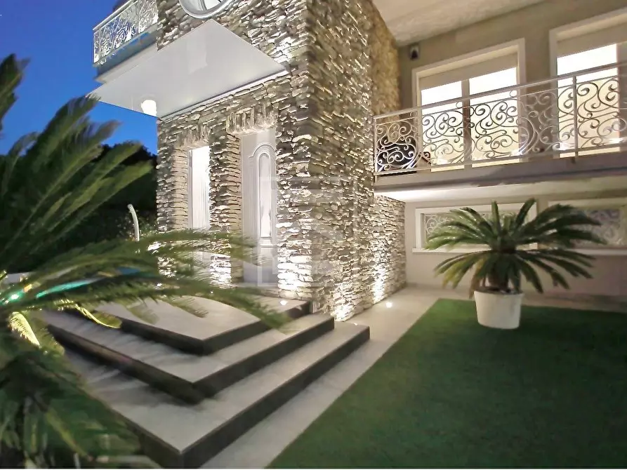 Immagine 29 di Villa in vendita  in via Caporali a Desenzano Del Garda