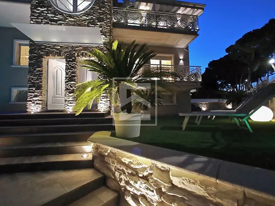 Immagine 31 di Villa in vendita  in via Caporali a Desenzano Del Garda