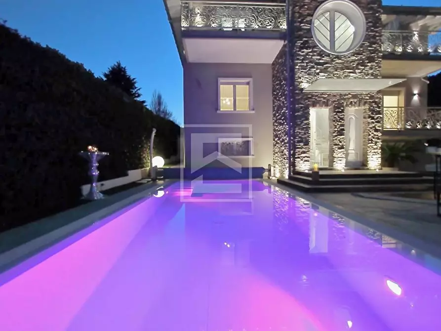 Immagine 33 di Villa in vendita  in via Caporali a Desenzano Del Garda