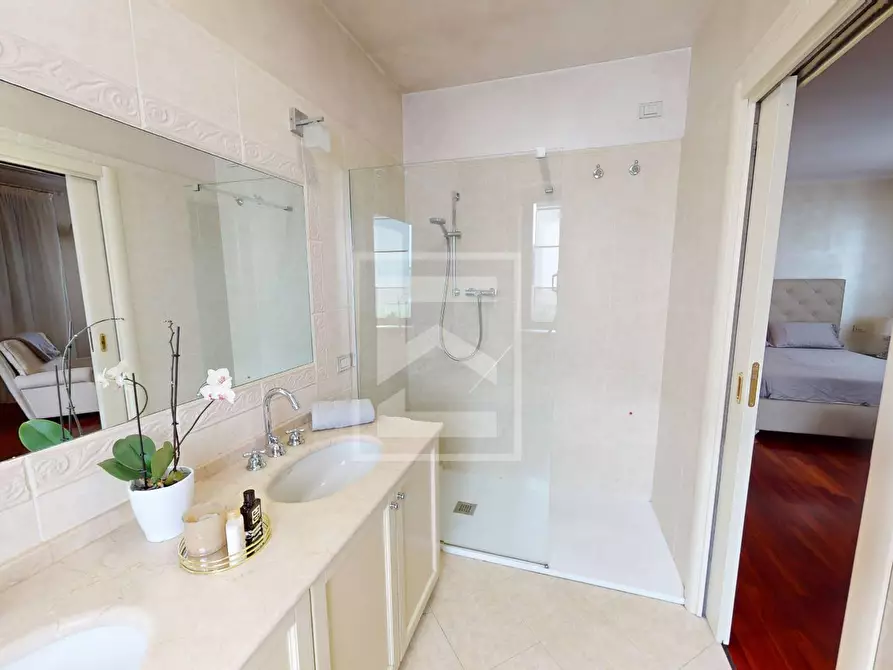 Immagine 17 di Villa in vendita  in Via Lugasca 14 a Desenzano Del Garda