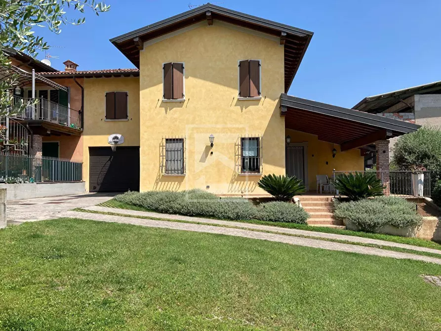 Immagine 1 di Villa in vendita  in Via Lugasca 14 a Desenzano Del Garda