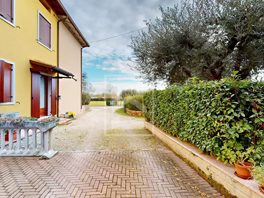 Immagine 10 di Casa semindipendente in vendita  in Strada Salionze a Monzambano