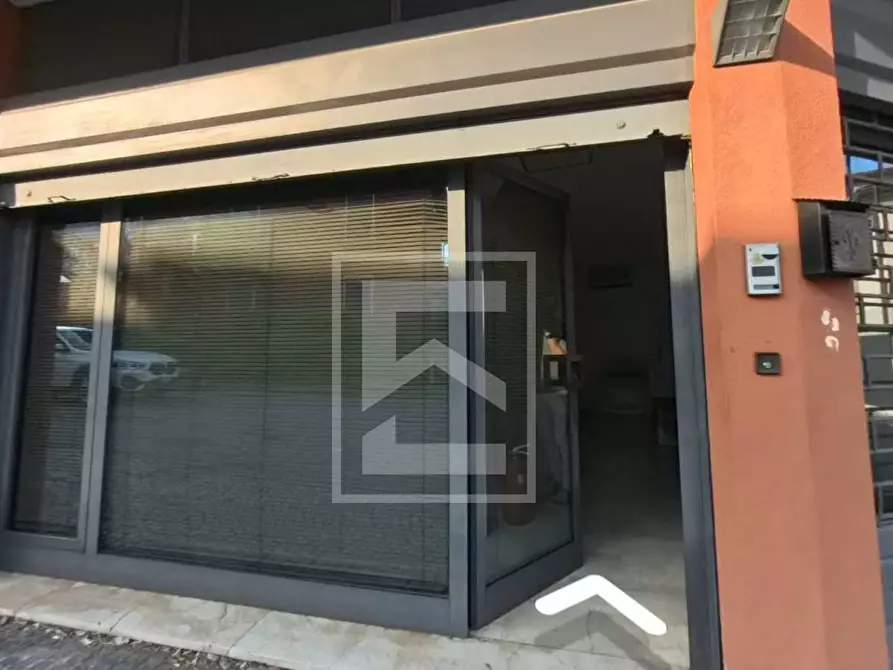 Immagine 2 di Negozio in vendita  in Via IV Novembre 26 a Salò