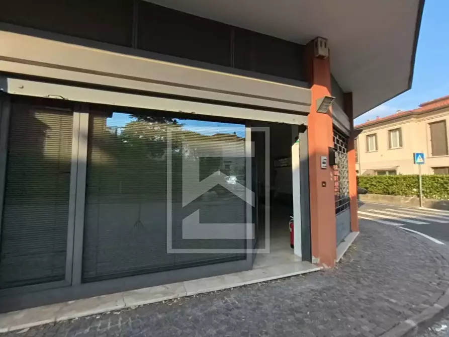 Immagine 3 di Negozio in vendita  in Via IV Novembre 26 a Salò