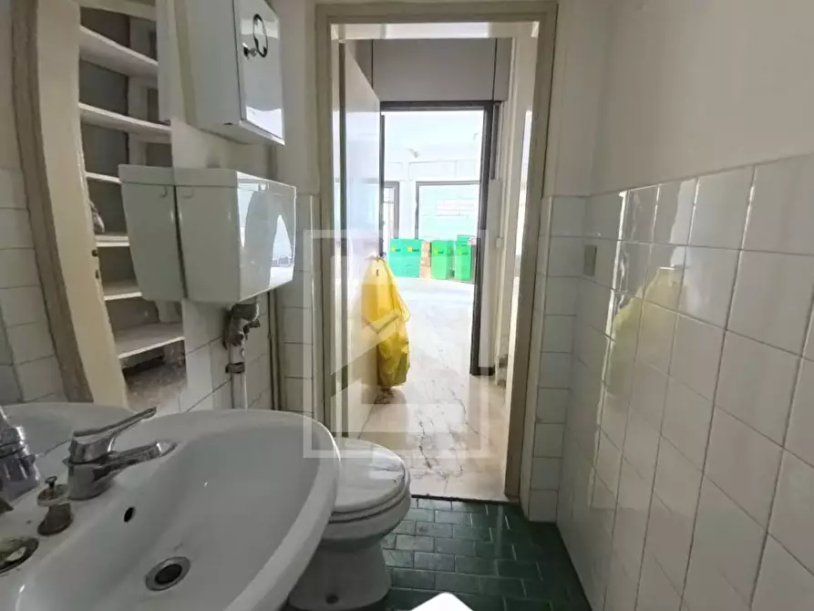 Immagine 10 di Negozio in vendita  in Via IV Novembre 26 a Salò