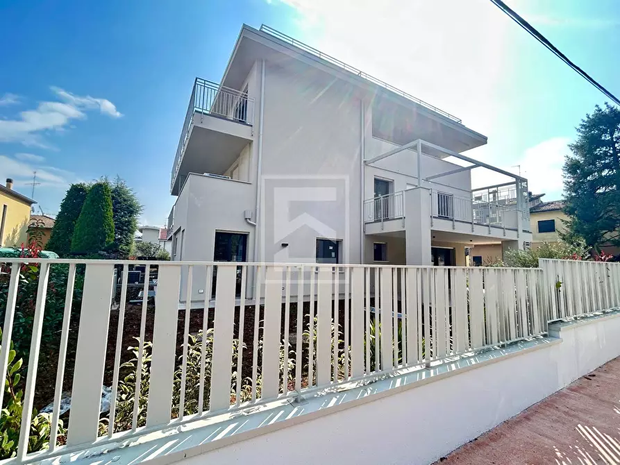 Immagine 5 di Appartamento in vendita  in Via Pasubio a Desenzano Del Garda