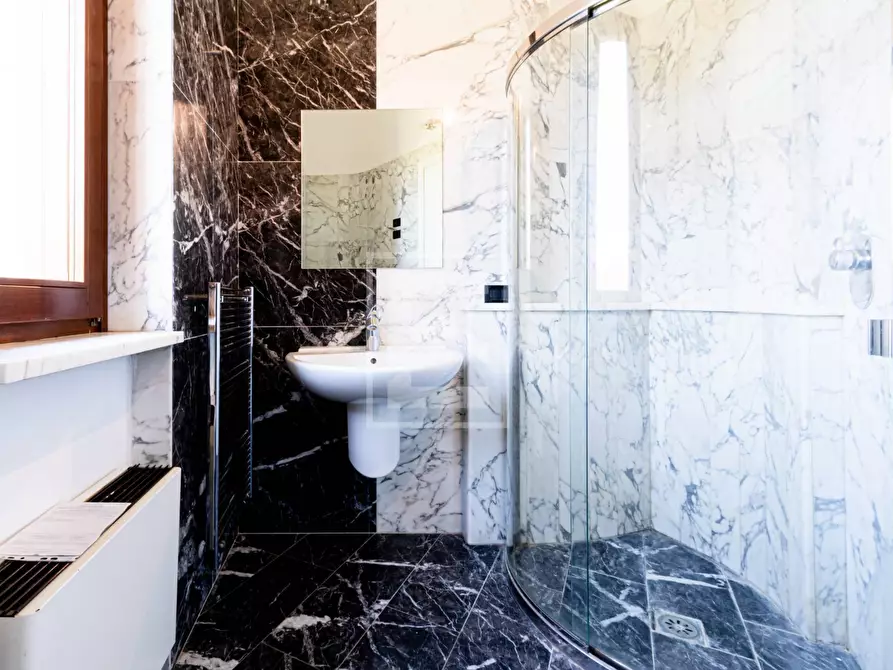 Immagine 43 di Attico in vendita  in Località Brodazzo 1 a Desenzano Del Garda