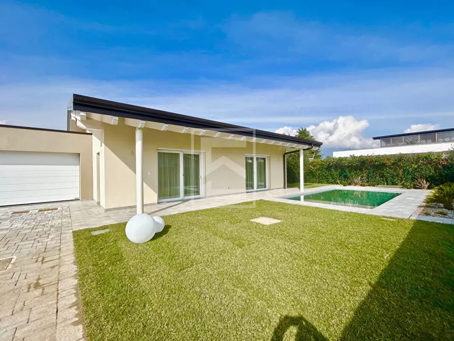 Immagine 2 di Villa in vendita  in Via Monte Baldo a Desenzano Del Garda