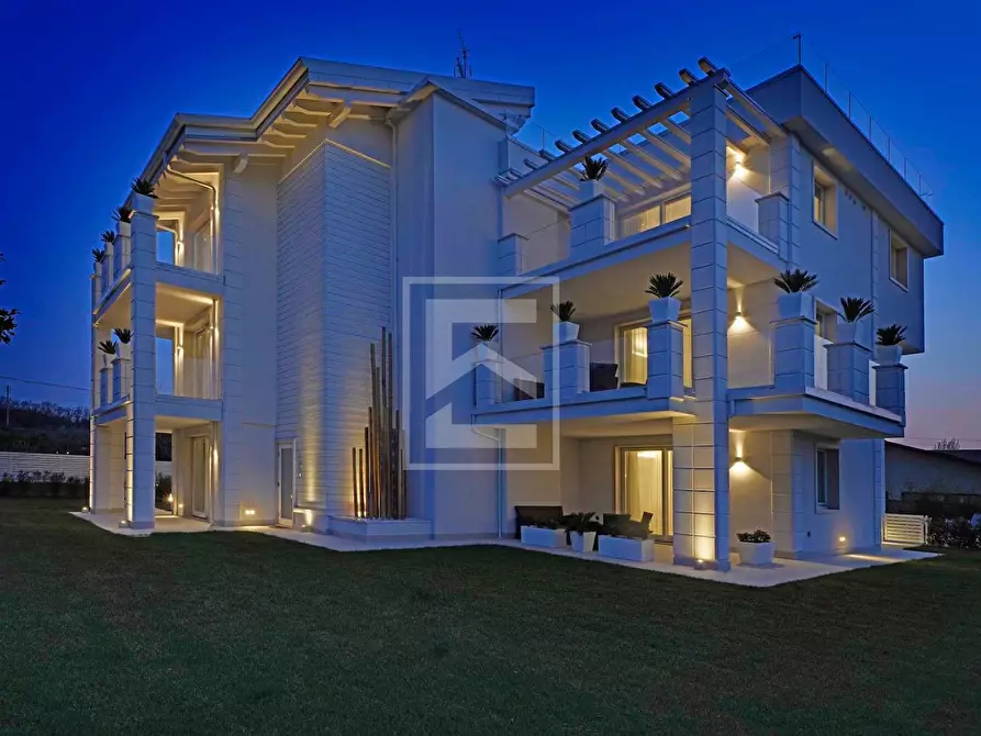 Immagine 13 di Villa in vendita  in Via Vo' a Desenzano Del Garda