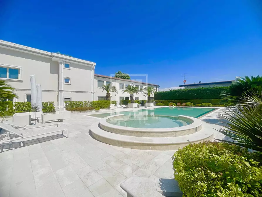 Immagine 3 di Villa in vendita  in Via Tommaso dal Molin 45 a Desenzano Del Garda