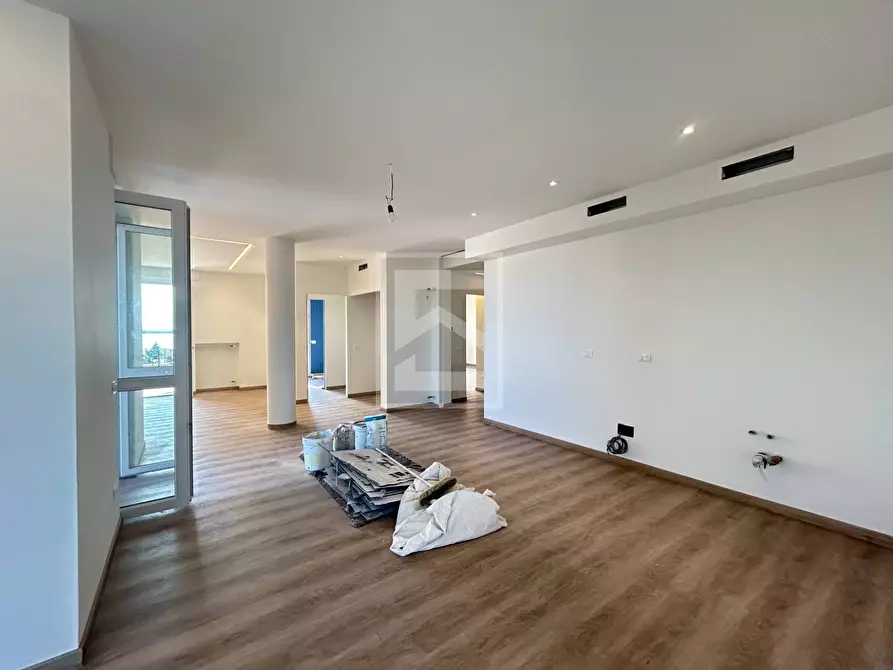 Immagine 3 di Appartamento in vendita  in Via Scuole a Desenzano Del Garda