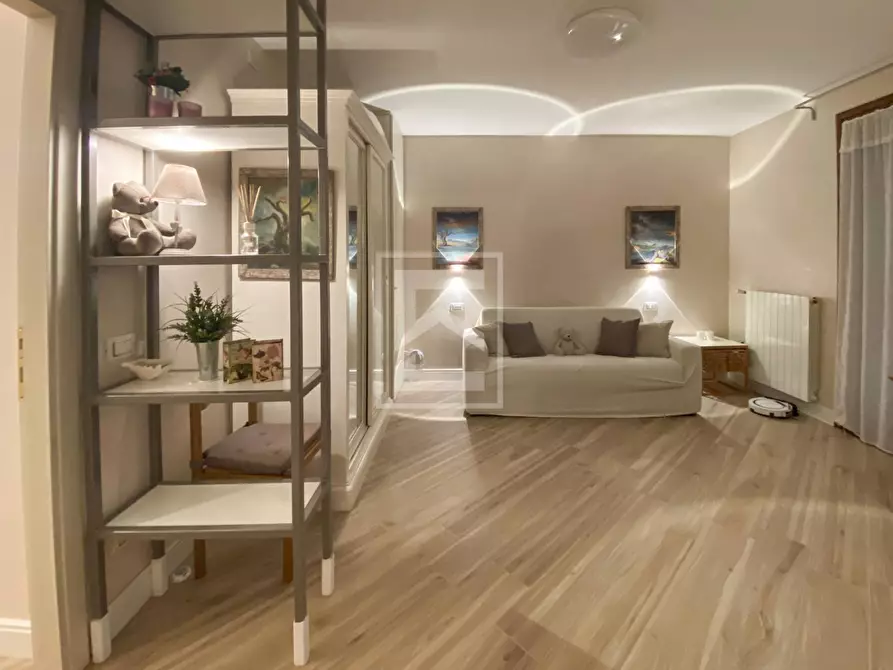 Immagine 45 di Appartamento in vendita  in Viale Agello a Desenzano Del Garda