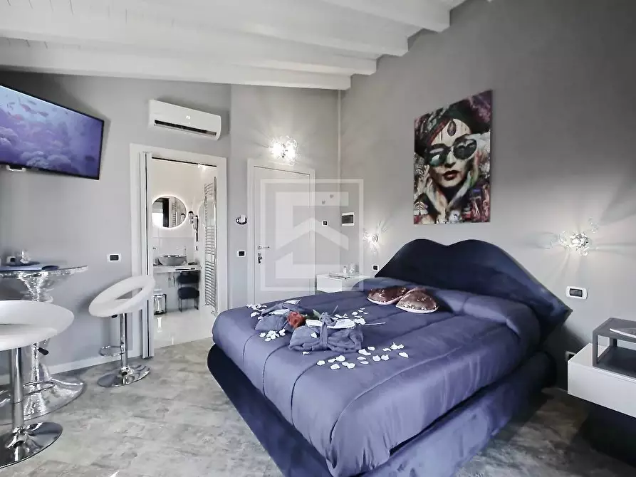 Immagine 17 di Villa in vendita  in via Caporali a Desenzano Del Garda