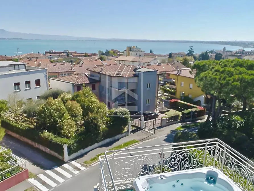 Immagine 3 di Villa in vendita  in via Caporali a Desenzano Del Garda