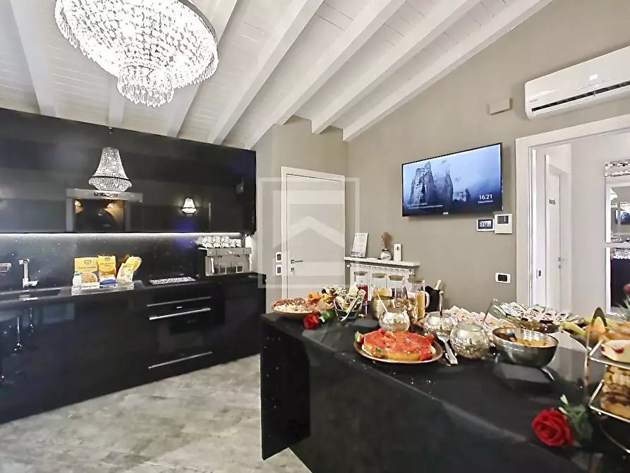 Immagine 9 di Villa in vendita  in via Caporali a Desenzano Del Garda