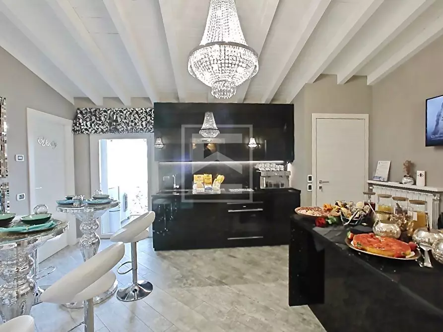 Immagine 13 di Villa in vendita  in via Caporali a Desenzano Del Garda