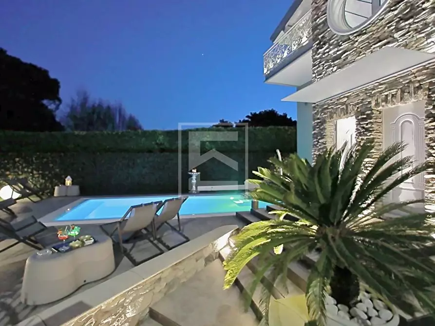 Immagine 28 di Villa in vendita  in via Caporali a Desenzano Del Garda