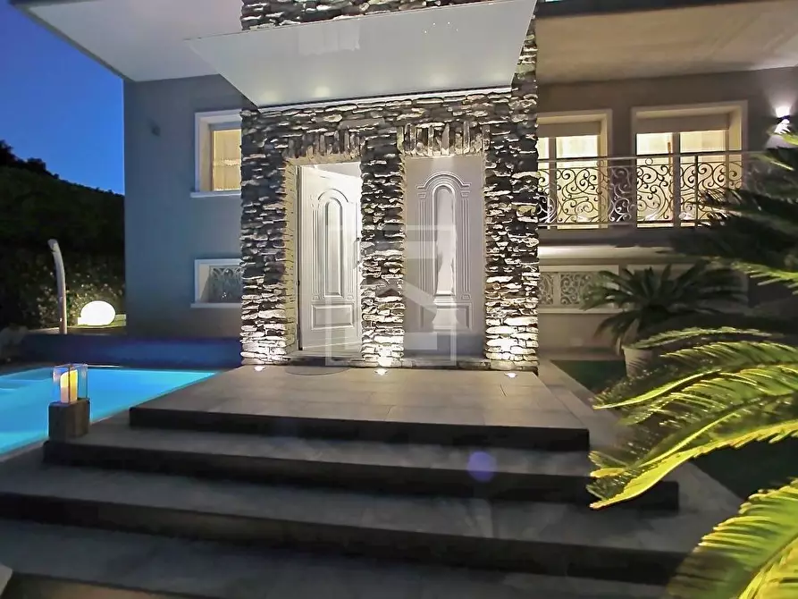 Immagine 30 di Villa in vendita  in via Caporali a Desenzano Del Garda