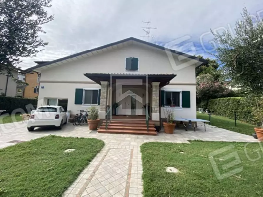 Immagine 1 di Villa in vendita  in Via Puccini 7 a Desenzano Del Garda