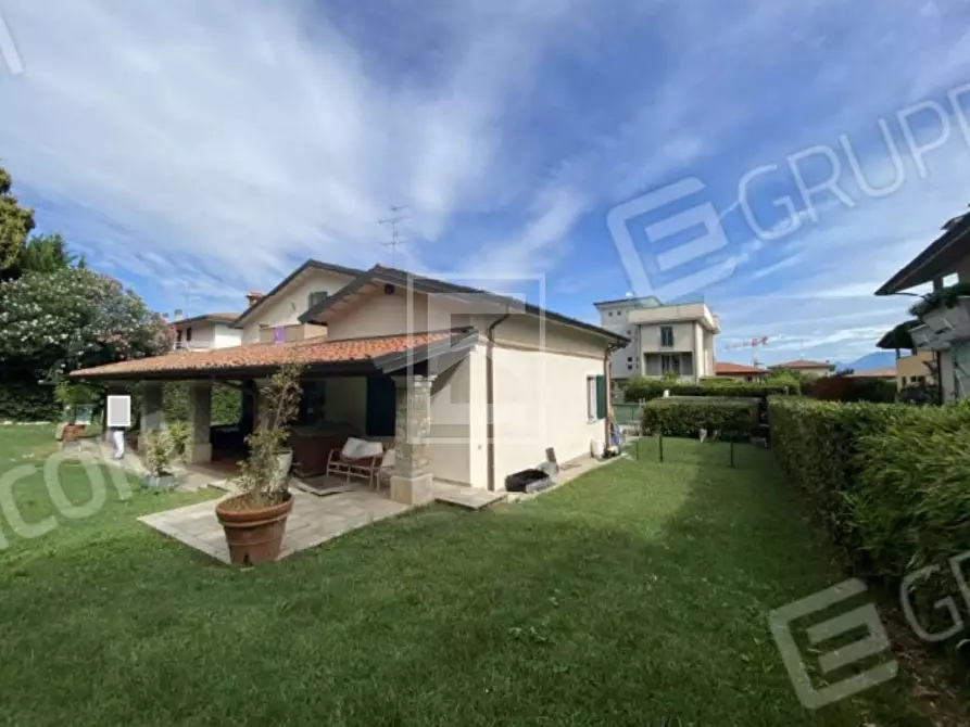 Immagine 3 di Villa in vendita  in Via Puccini 7 a Desenzano Del Garda