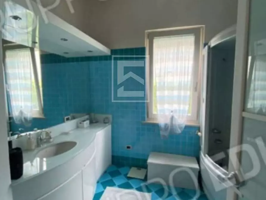 Immagine 9 di Villa in vendita  in Via Puccini 7 a Desenzano Del Garda