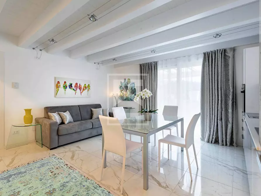 Immagine 19 di Albergo/B&B/Residence in vendita  in via Vo' a Desenzano Del Garda