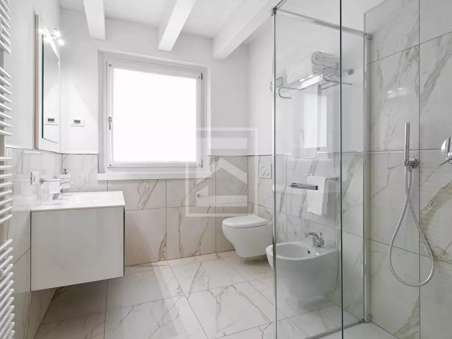 Immagine 21 di Albergo/B&B/Residence in vendita  in via Vo' a Desenzano Del Garda