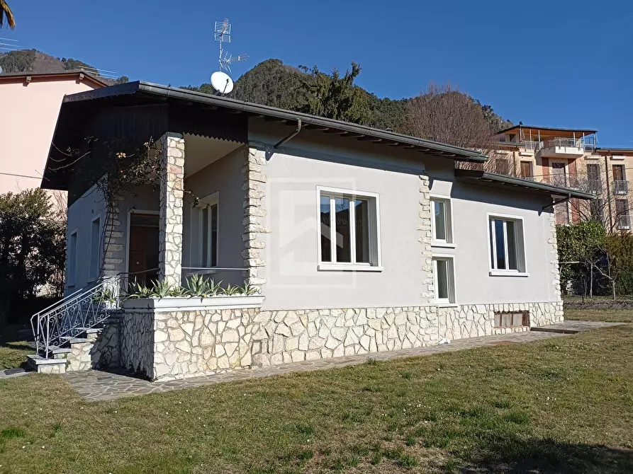 Immagine 1 di Villa in vendita  in Via Badiale a Calvagese Della Riviera