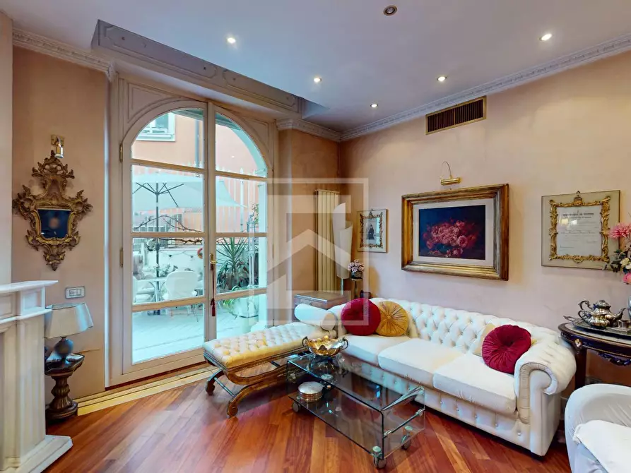 Immagine 1 di Villa in vendita  in Via Giuseppe Giacosa a Milano