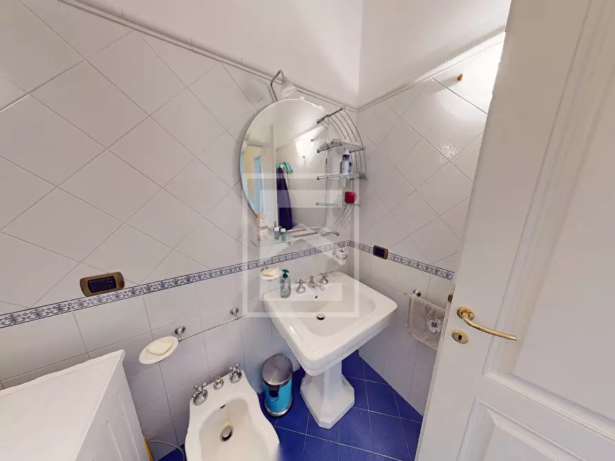 Immagine 13 di Appartamento in vendita  a Gardone Riviera