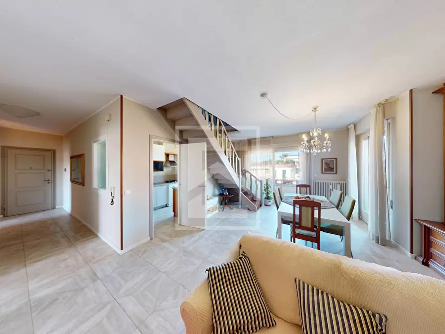 Immagine 2 di Attico in vendita  in Viale Motta a Desenzano Del Garda