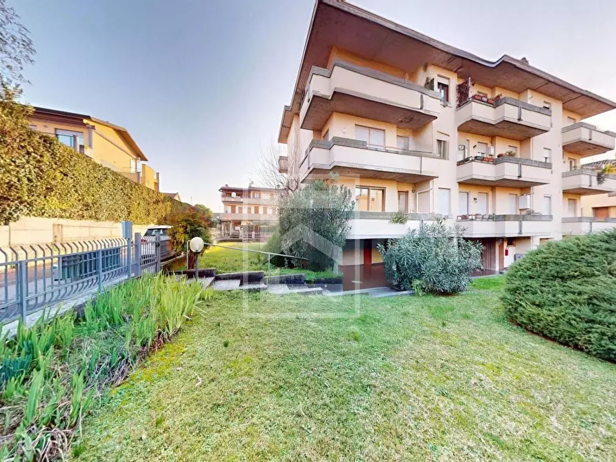 Immagine 1 di Attico in vendita  in Viale Motta a Desenzano Del Garda