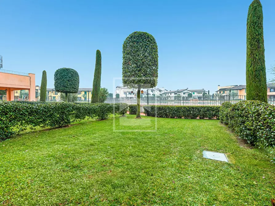Immagine 30 di Appartamento in vendita  in Località Bassana a Peschiera Del Garda