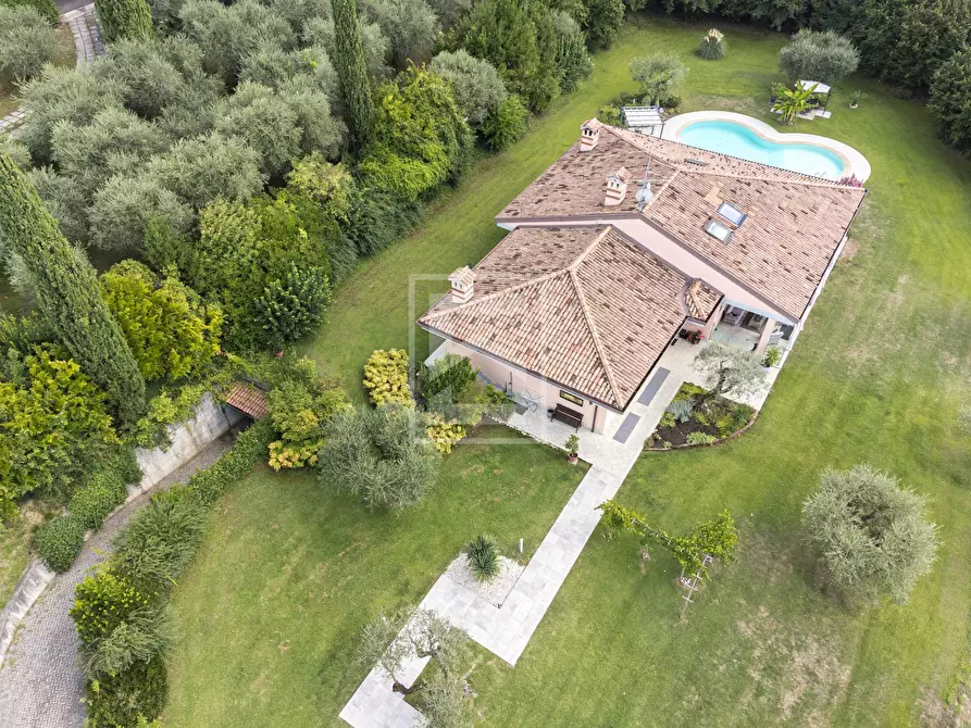 Immagine 3 di Villa in vendita  in via Tione 22 a Castelnuovo Del Garda