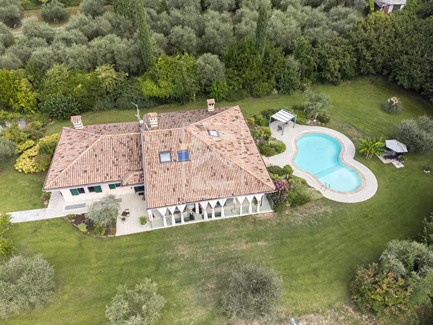 Immagine 2 di Villa in vendita  in via Tione 22 a Castelnuovo Del Garda