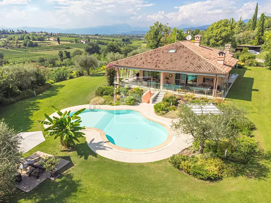 Immagine 1 di Villa in vendita  in via Tione 22 a Castelnuovo Del Garda