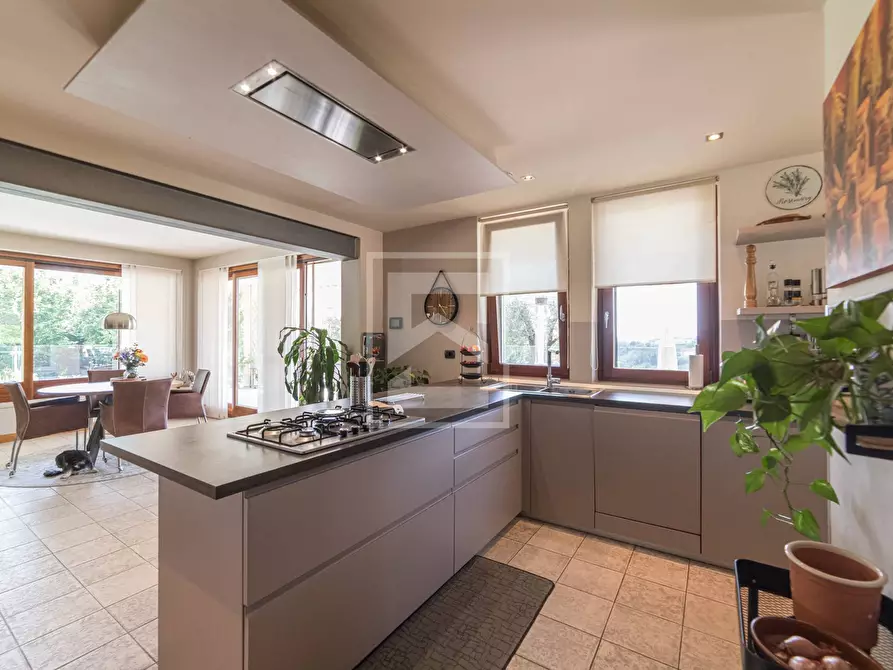 Immagine 32 di Villa in vendita  in via Tione 22 a Castelnuovo Del Garda