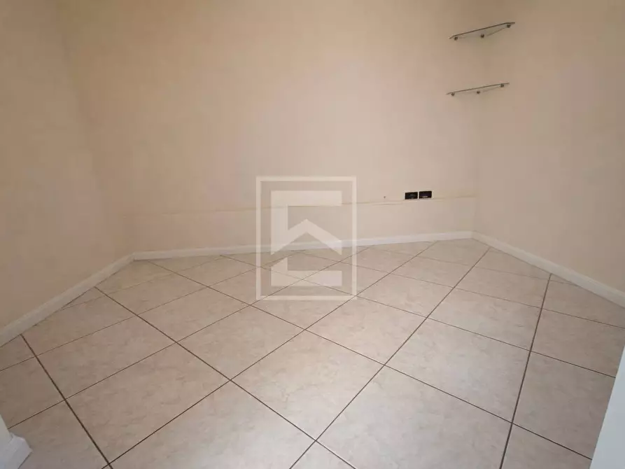 Immagine 13 di Negozio in vendita  in via marconi 133 a Desenzano Del Garda