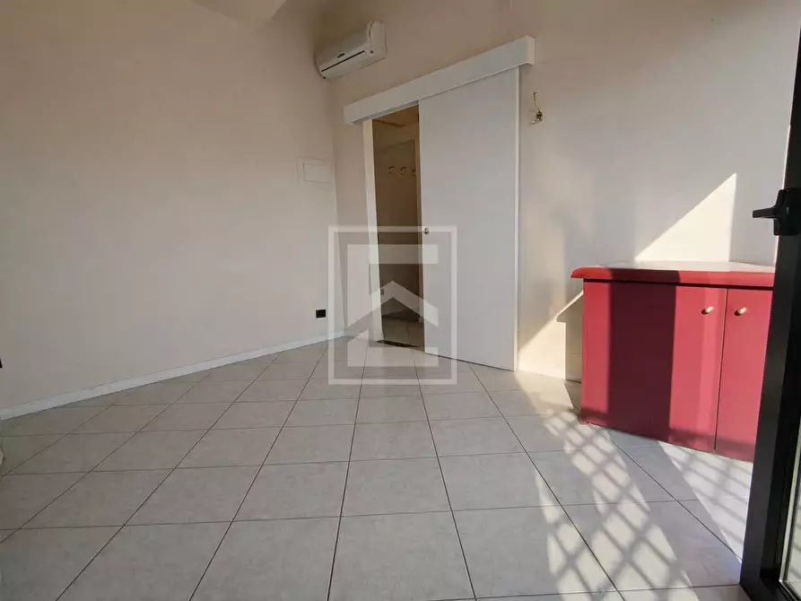 Immagine 11 di Negozio in vendita  in via marconi 133 a Desenzano Del Garda