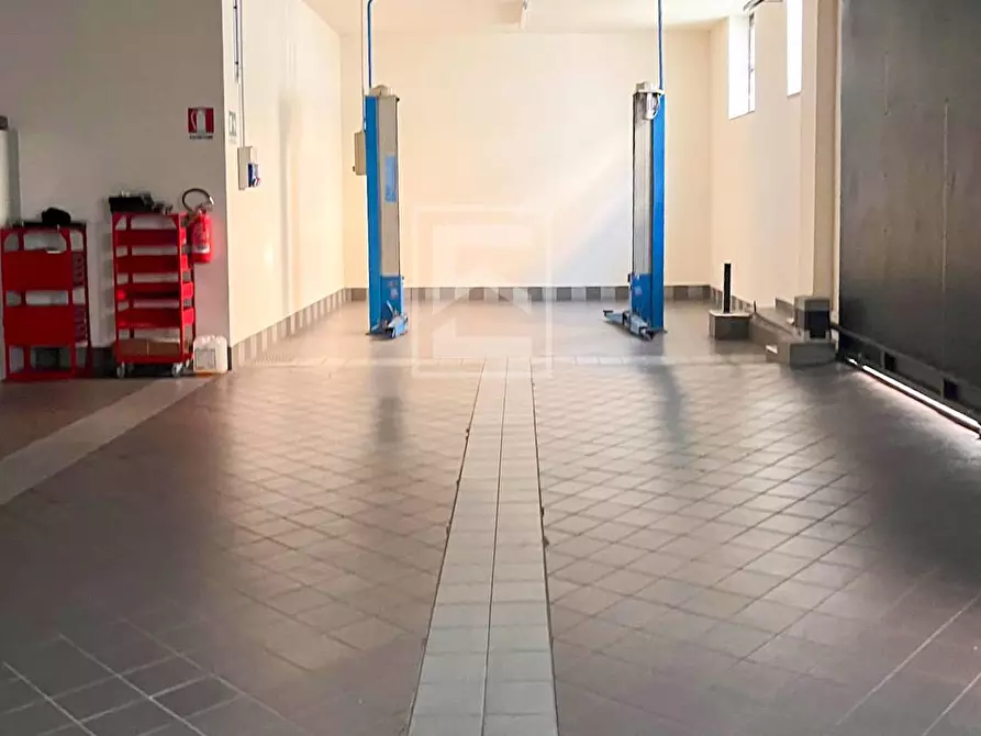 Immagine 8 di Locale commerciale in vendita  in via slataper 5 a Brescia
