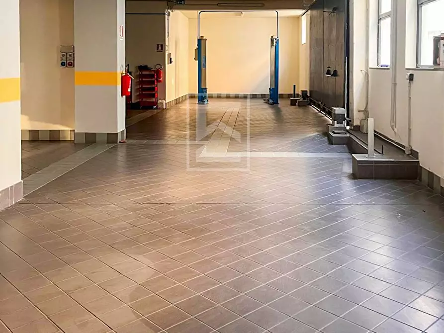 Immagine 15 di Locale commerciale in vendita  in via slataper 5 a Brescia