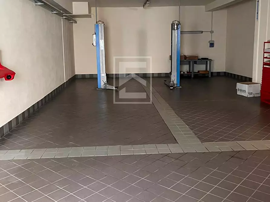 Immagine 26 di Locale commerciale in vendita  in via slataper 5 a Brescia