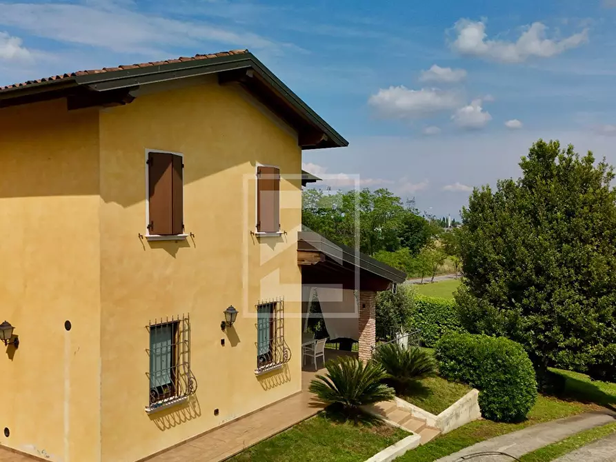 Immagine 1 di Villa in vendita  in Via Mella 6 a Desenzano Del Garda