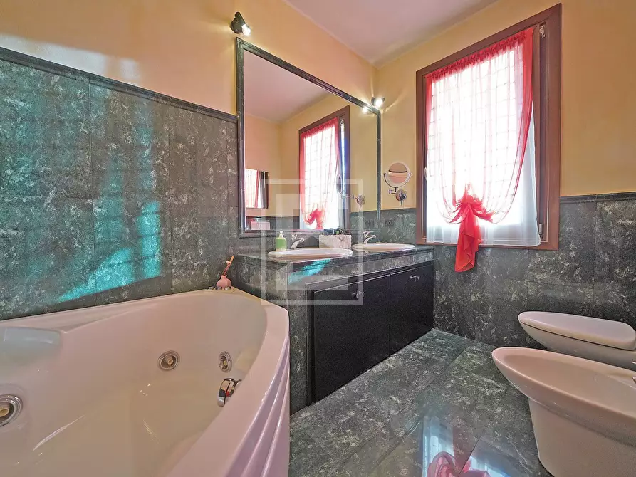 Immagine 17 di Villa in vendita  in Via Belvedere a Gardone Riviera