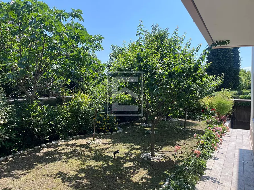 Immagine 5 di Villa in vendita  in VIA GUIDO ZADEI a Desenzano Del Garda
