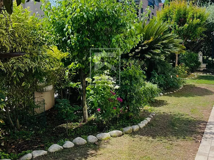 Immagine 6 di Villa in vendita  in VIA GUIDO ZADEI a Desenzano Del Garda