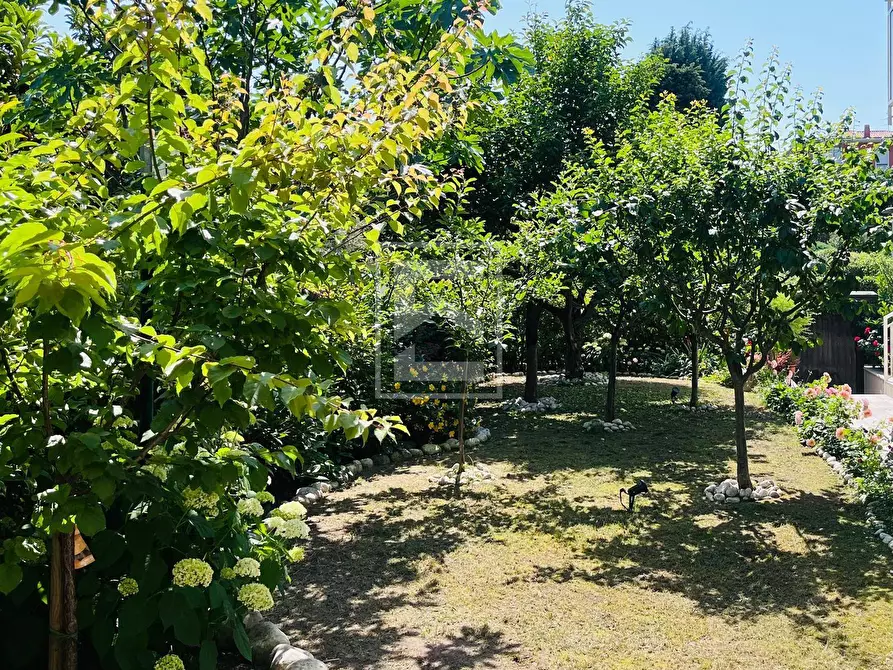 Immagine 10 di Villa in vendita  in VIA GUIDO ZADEI a Desenzano Del Garda