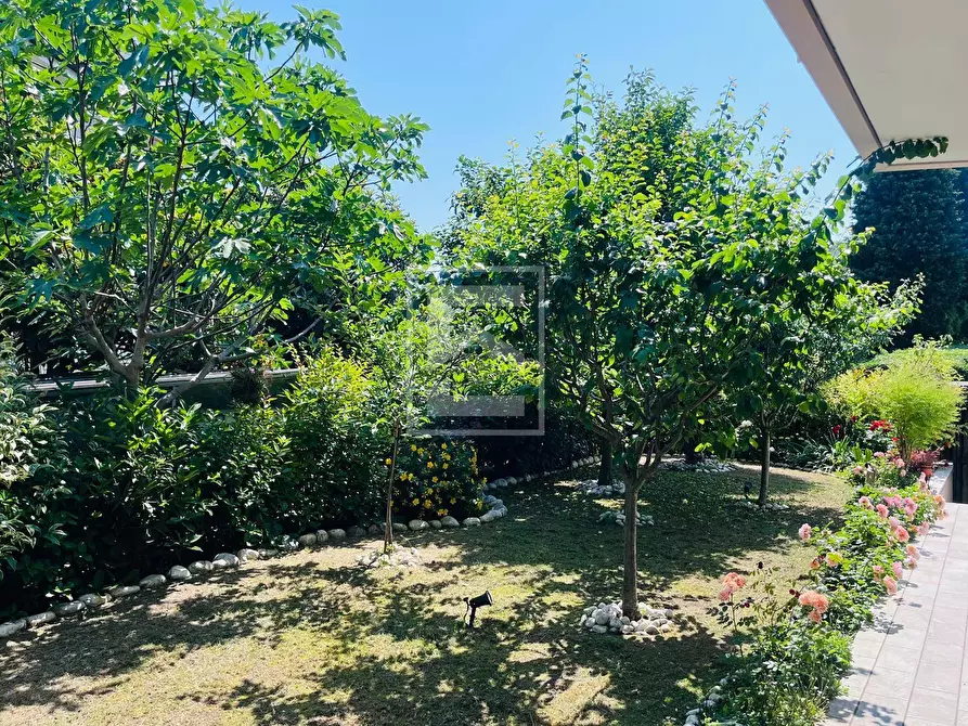 Immagine 11 di Villa in vendita  in VIA GUIDO ZADEI a Desenzano Del Garda
