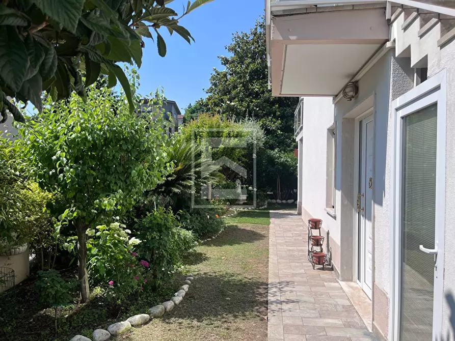 Immagine 3 di Villa in vendita  in VIA GUIDO ZADEI a Desenzano Del Garda