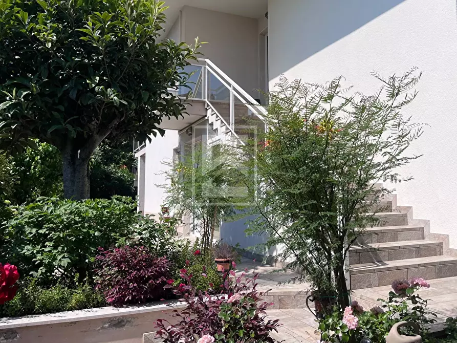 Immagine 1 di Villa in vendita  in VIA GUIDO ZADEI a Desenzano Del Garda